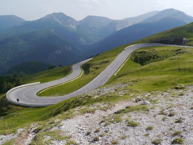 Đường Nockalm, Áo. Tuyến đường dài 34km chạy cắt qua dãy núi Alps ở vùng Carinthia. Mặc dù đóng cửa vào mùa đông, nhưng con đường này có phong cảnh tuyệt đẹp với rừng thông bao quanh.